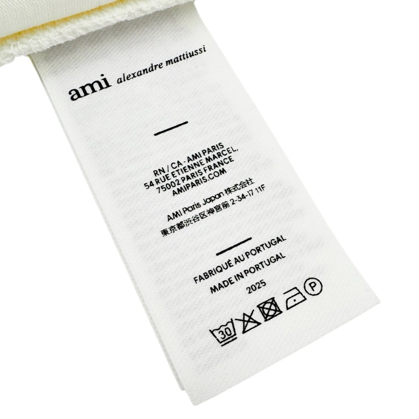 Ami love text printed short sleeves. The fabric is made of custom matte soft combed cotton. It is soft and delicate, comfortable and close to the skin. The soft Cream White is the canvas, gentle and rich in texture. A black love jumps on the chest, quietly exuding its own charming halo. The back panel of the Paris landmark "PLACE DES VICTOIRES" is presented in matte offset printing. It records and leads to the place where inspiration comes from. It writes the inheritance and freedom of French elegance and uses glue printing. Use glue liquid paint to print the pattern on the fabric. Bake the fabric to fix the printed pattern. The fabric has been washed. It has a better hand feel and texture. It is not easy to deform, not easy to shrink, not easy to fade, and maintains long-term beauty. Size:S-M-L-XL